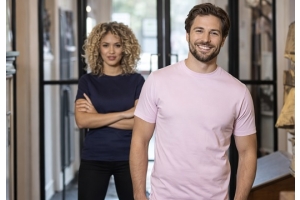 man en vrouw met t-shirt aan