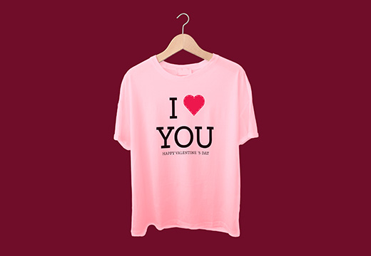 man en vrouw met t-shirt aan